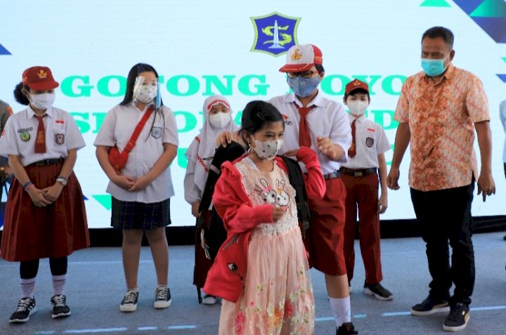 Melalui program ‘Gotong Royong Sekolah Peduli Suroboyo’ pelajar SD saat membantu teman sesama pelajar yang mengalami kesulitan/ist