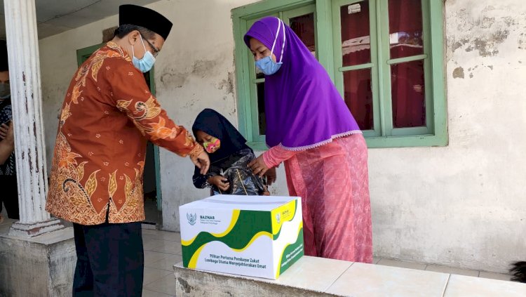 Ketua Baznas Kabupaten Probolinggo, saat mendatangi rumah warga. /RMOLJatim