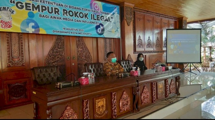 Plt Kepala Dinas Komunikasi dan Informatika (Diskominfo) Kota Mojokerto Moch. Imron saat membuka sosilaisasi rokok ilegal/ RMOLJatim