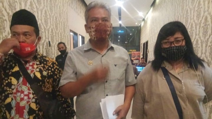 Koordinator AUB, Holili didampingi tokoh agama di Mapolresta Banyuwangi usai audiensi/RMOLJatim