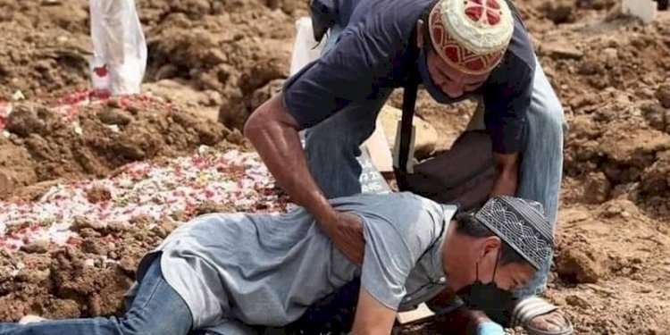 Warga menangisi kerabatnya yang meninggal dunia karena terinfeksi Covid-19/Net
