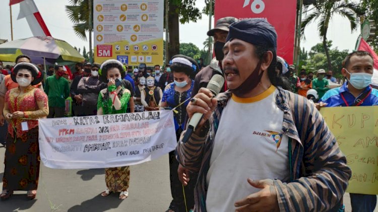 Pekerja seni saat melakukan aksi didepan Kantor Pemkab Tuban/RMOLJatim