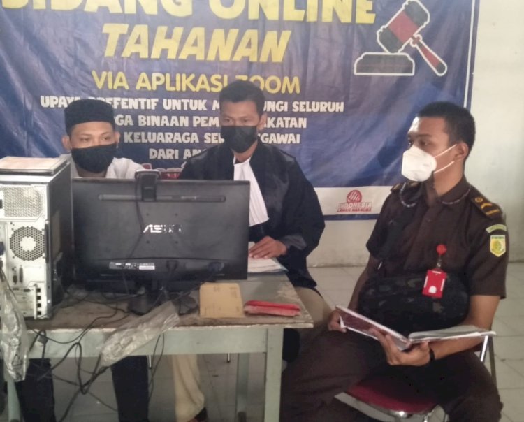 Terdakwa Dita Nur Prasetya didampingi  kuasa Hukum dari LBH Albanna, Aris Arianto saat sidang putusan yang dibacakan secara virtual/RMOLJatim