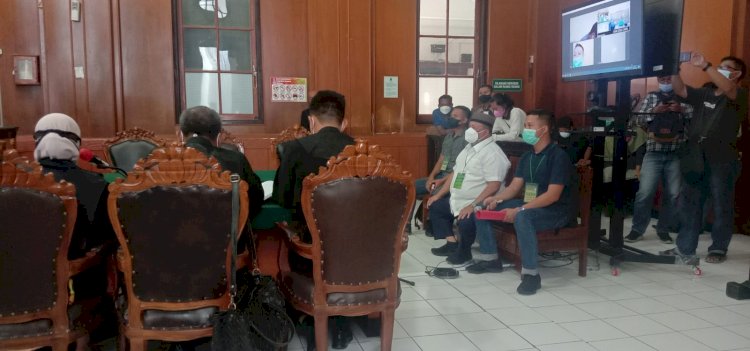 Mantan Kapolda Jatim Irjen Pol (Pur) Hadiatmoko (kemeja putih) saat bersaksi di Pengadilan Negeri Surabaya/RMOLJatim