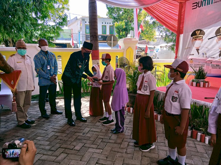 Wakil Bupati Gus Firjaun didampingi Pimca BRI Jember Muhammad Sukari dan Direktur RSUD Dr Soebandi, Hendro Soelistijono saat menyerahkan bantuan pendidikan/RMOLJatim