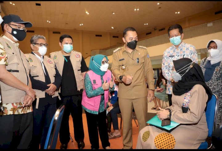 Wali Kota Eri bersama istri meninjau vaksinasi massal khusus ibu hamil di Gedung ACC kampus C Unair Surabaya/ist