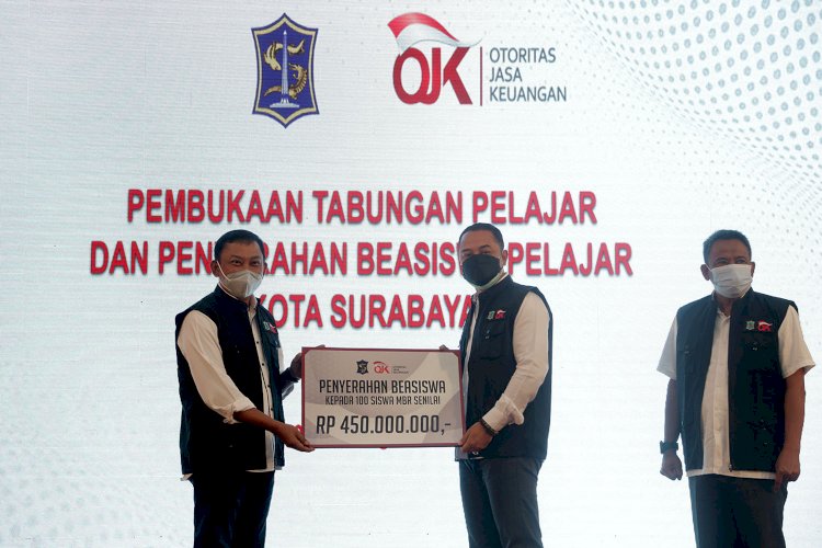 Wali Kota Eri menerima bantuan dari OJK/RMOLJatim