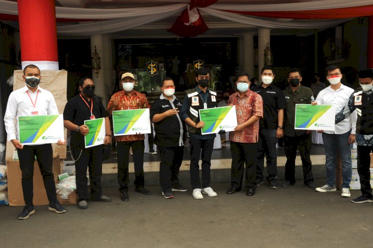 Asisten Perekonomian dan Pembangunan Kota Surabaya Ikhsan saat menerima bantuan dari berbagai lembaga/RMOLJatim