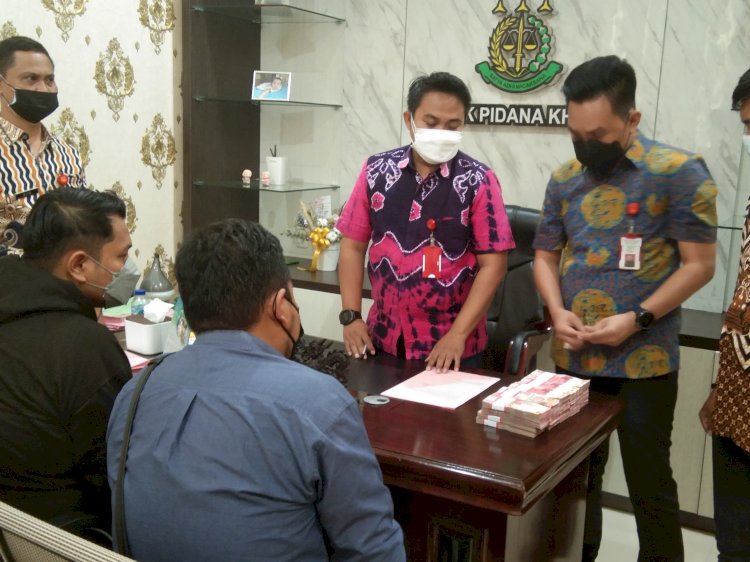 Keluarga terpidana korupsi Gatot Soenyoto menunjukkan uang denda Rp100 juta ke Kasi Pidsus Kejari Tanjung Perak/RMOLJatim