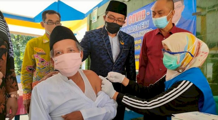 Ketua DPRD Kabupaten Probolinggo, Andi Suryanto Wibowo saat meninjau Vaksinasi di kantor desa Pikatan Kecamatan Gending/RMOLJatim
