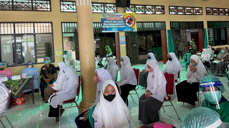 Vaksinasi yang digelar DPW Nasdem di Probolinggo/ ist