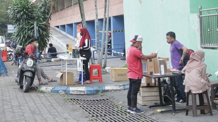 Pedagang Ex Hi-Tech Mall berjualan di luar gedung/ist