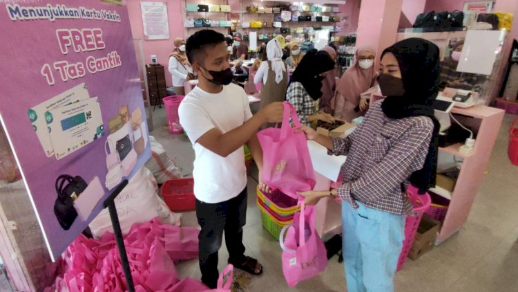 Pemberian tas cantik bagi yang sudah divaksin