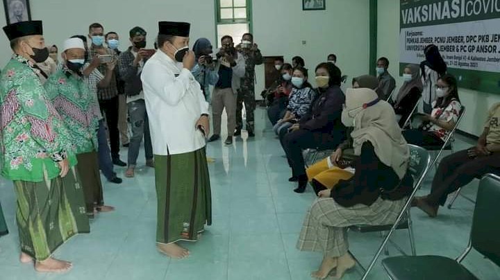 Bupati Jember saat meninjau pelaksanaan vaksinasi di Kantor PCNU Jember