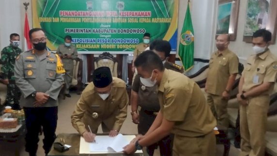 Bupati Bondowoso saat tandatangani nota kesepahaman/RMOLJatim