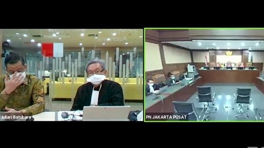 Mantan Menteri Sosial Juliari Peter Batubara menitihkan air mata usai mendengar vonis 12 tahun penjara atas kasus suap Bansos Sembako Covid-19/Repro