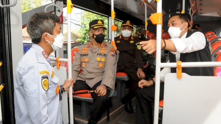 Irvan Wahyudrajad saat nail bus Suroboyo bersama Wali Kota Eri dan Forkopimda Surabaya/RMOLJatim