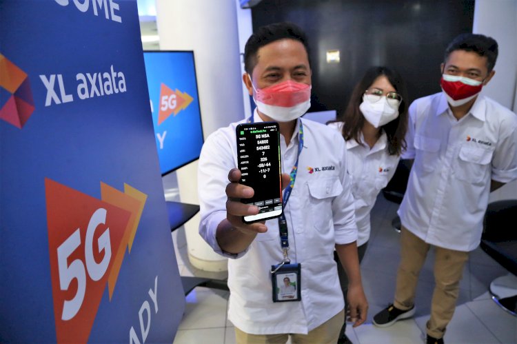  (ki-ka) Group Head XL Axiata East Region, Dodik Ariyanto, Head Of Sales XL Axiata Area Surabaya Madura, Hiasinta H. Paembonan dan Head Direct Channel XL Axiata East Region, Noval Prita Wedhasmara mencoba demo layanan 5G/Ist