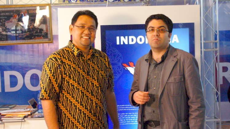   Teguh Santosa dan Abu Ali Al Husyain Ibn Abdullah Ibn Sina. Foto: dokumentasi pribadi.