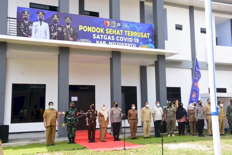   Bupati Mojokerto Ikfina Fahmawati beserta Forkopimda, meresmikan Pondok Sehat Terpusat Satgas Covid-19 Desa Claket Kecamatan Pacet Kabupaten Mojokerto   /ist   