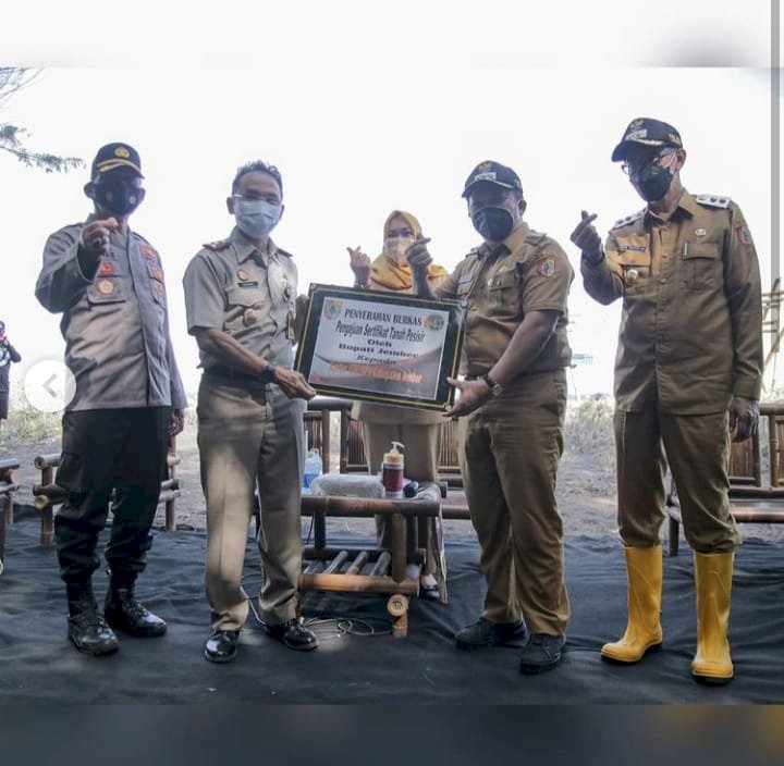 Bupati Jember sedang memasang patok batas pesisir pantai  selatan, bersama BPN dan tim inventarisasi tanah pesisir selatan.