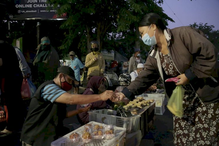 Standnya di Pasar Kembang kebakaran, pedagang berjualan di Jalan/RMOLJatim