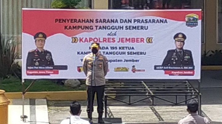 Kapolres Jember AKBP Arif Rachman Arifin saat memberikan instruksi kepada Perwakilan KTS di Mapolres Jember. 