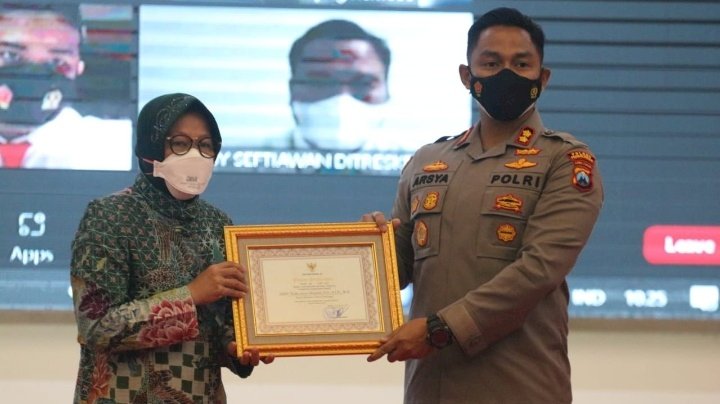 Mensos, Tri Rismaharini memberikan penghargaan pada Kapolres Probolinggo, AKBP Teuku Arsya Kadhafi di Jakarta. /Ist