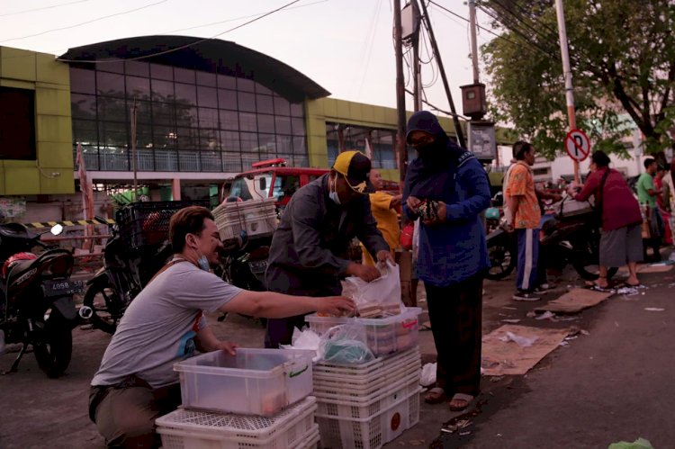 Pedagang menggelar dagangannya di pinggir jalan raya paska kebakaran Pasar Kembang/RMOLJatim