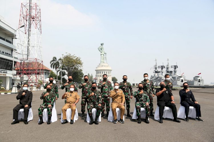 Wali Kota Eri dan Wawali Armuji serta jajaran saat bersama Pangkoarmada II/ist