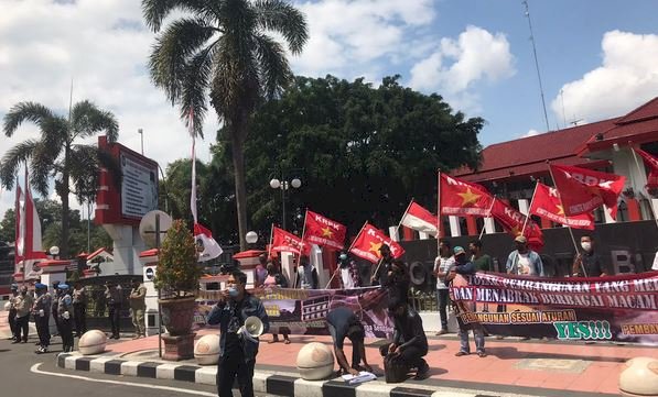 Warga menggelar aksi demi di depan kantor Walikota Blitar/Ist