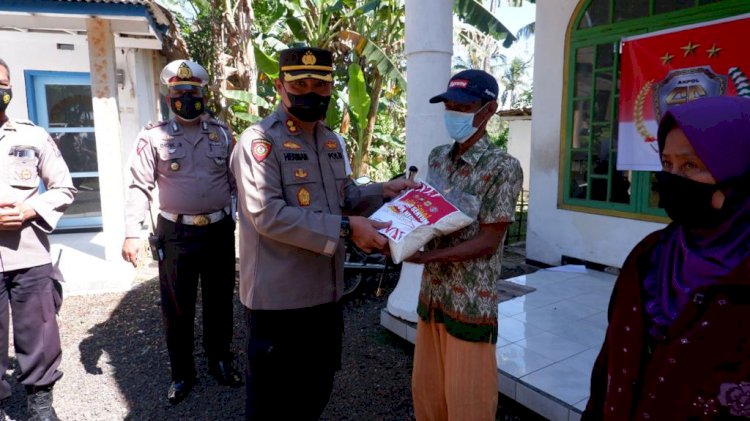 Kapolres Bondowoso, AKBP Herman Priyanto memberikan bantuan beras ke warga/RMOLJatim