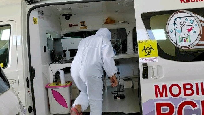 Petugas saat berada di Mobil PCR