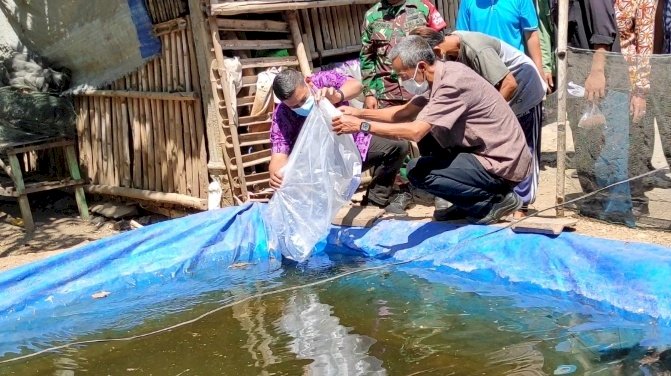 Walikota Kediri, saat sebar ikan hias