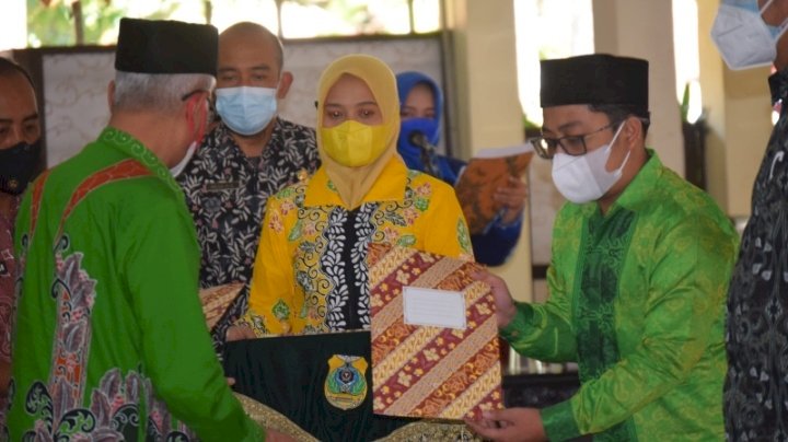 Muhammad Khozin (kanan) saat terima SK dari Bupati Bondowoso/RMOLJatim