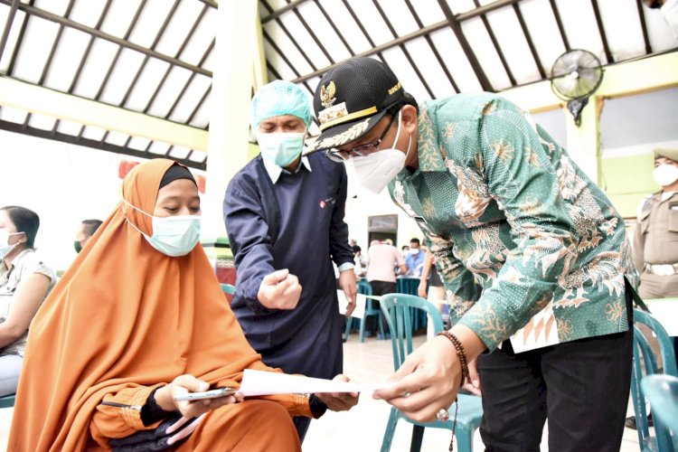 Bupati Gus Mudhlor berinteraksi dengan peserta vaksin Moderna di Sidoarjo/RMOLJatim