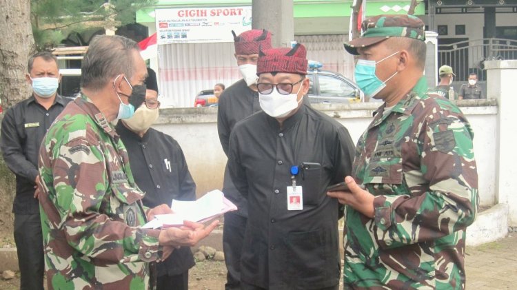 Dandim 0825 Banyuwangi, Letkol Inf Yuli Eko meninjau lokasi isoter didampingi Sekda Mujiono/RMOLJatim