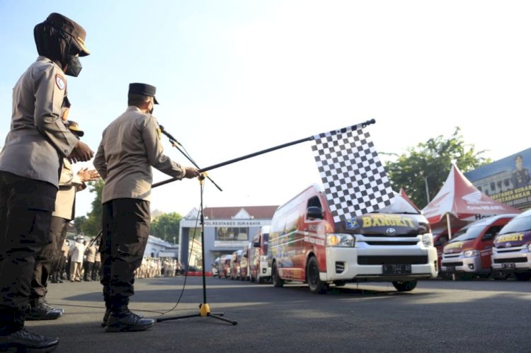 Kapolrestabes Surabaya, Kombes Pol. A. Yusep Gunawan melepas mobil gerai vaksin yang mengangkut paket bansos Jum'at Berkah/Ist