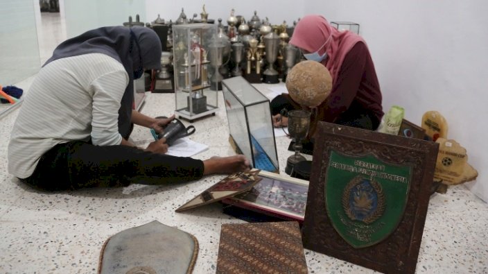 Piala dan Piagam di Wisma Karanggayam/ist