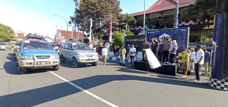 Foto Bupati Jember, Hendy Siswanto saat melepas rombongan jelajah wisata Fun champ 2 di sekitar Alun-alun depan pendopo Wahya Wibawagraha Jember/RMOLJatim