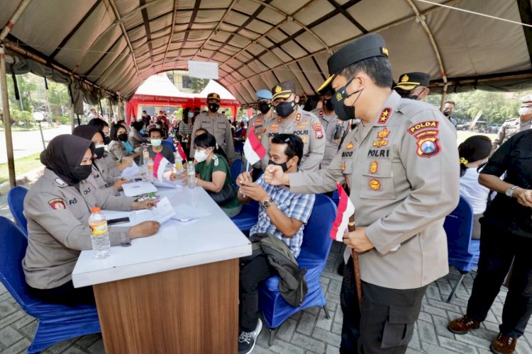 Kapolda Jatim Irjen Pol Nico Afinta meninjau pelaksanaan vaksinasi di Mapolres Mojokerto Kabupaten/Ist