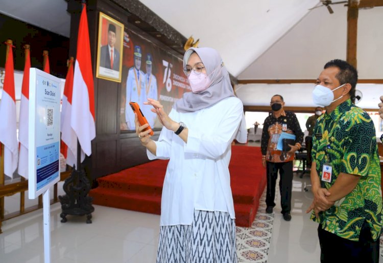 Bupati Probolinggo, saat mengecek aplikasi PeduliLindungi di dampingi Kepala Dinas Kominfo kabupaten Probolinggo. Ist