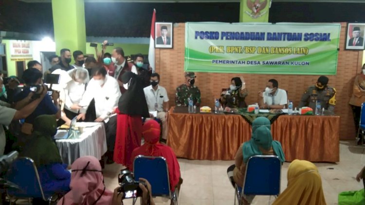 Mensos Risma didampingi Bupati Thoriqul Haq saat mendengarkan aduan warga Desa Sawaran Kulon soal adanya dugaan sunatan dana bansos/RMOLJatim