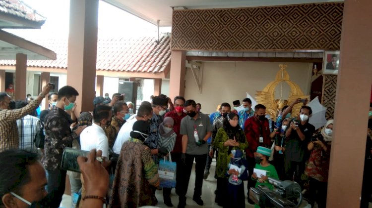 Risma saat memberikan bantuan ke ank yatim/RMOLJatim