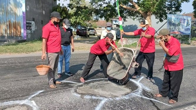 Aktifitas Kader PDIP Kabupaten Kediri, saat menambal jalan berlubang
