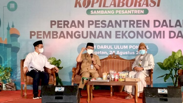 Bupati Magetan, Dr Drs Suprawoto MSi (tengah), saat menjadi pembicara di dialog Kopilaborasi Sambang Pesantren di Ponpes Darul Ulum Poncol Magetan/net 