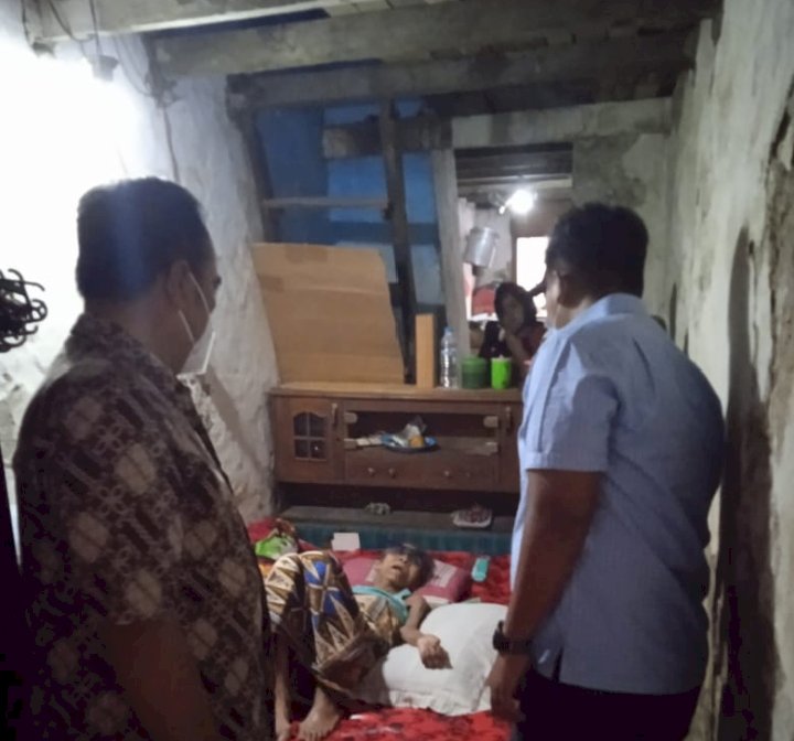 Pemkot Surabaya saat melihat kondisi nenek Rumiyah/Ist