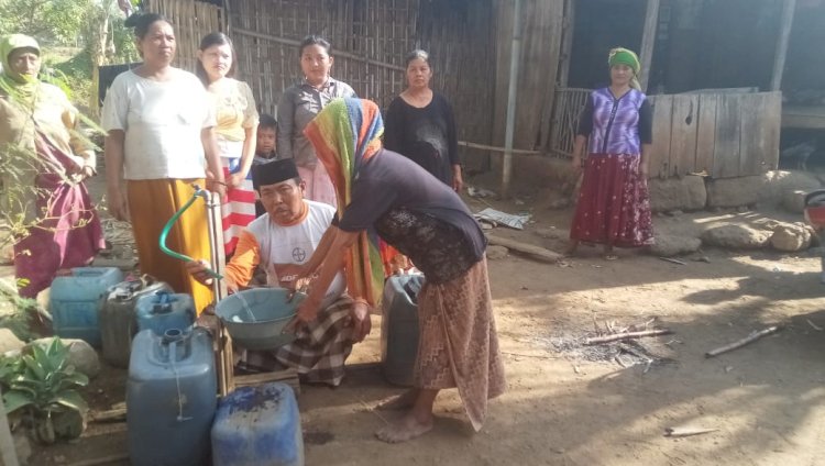 Sejumlah warga sedang antri membeli air/RMOLJatim