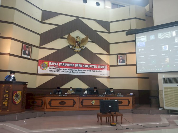 Bupati Jember Hendy Siswanto dalam sidang paripurna penyampaian nota pengantar Raperda  RPJMD Jember tahun 2021-2026.