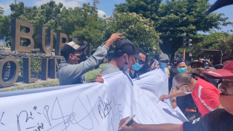 Pegiat Anti Korupsi, menggelar aksi di depan Kantor Bupati Probolinggo. /RMOLJatim